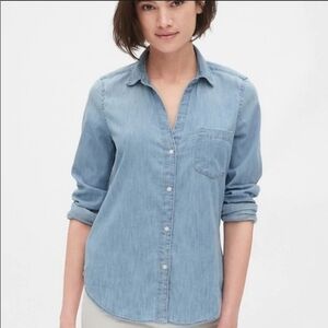 Gap the Fitted Boyfriend Tencel Button Down Shirt